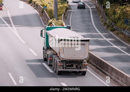 Vue aérienne d'un camion-benne roulant sur l'autoroute Banque D'Images