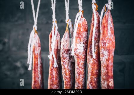 Fuet de salami espagnol - saucisses fermentées naturelles et séchées Banque D'Images