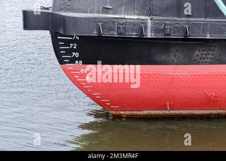 Gros plan des marques de la ligne de flottaison sur l'arc du navire Banque D'Images