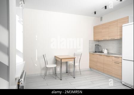 petite cuisine économique salon arrière-plan. Espace cuisine avec petite table en bois décoration scandinave et accessoires de cuisine Banque D'Images
