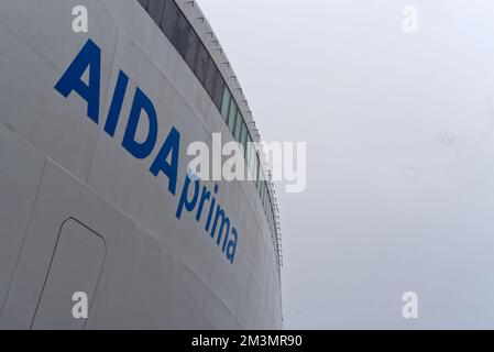 Tallinn, Estonie - 12 août 2019: AIDA Prima lettering sur le côté d'un bateau de croisière de couleur bleue Banque D'Images