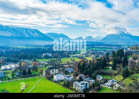 Vue aérienne de la campagne autour de Salzbourg depuis les murs de la forteresse de Hohensalzburg, Autriche Banque D'Images