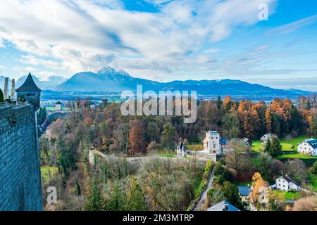 Vue aérienne de la campagne autour de Salzbourg depuis les murs de la forteresse de Hohensalzburg, Autriche Banque D'Images