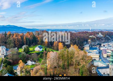 Vue aérienne de la campagne autour de Salzbourg depuis les murs de la forteresse de Hohensalzburg, Autriche Banque D'Images