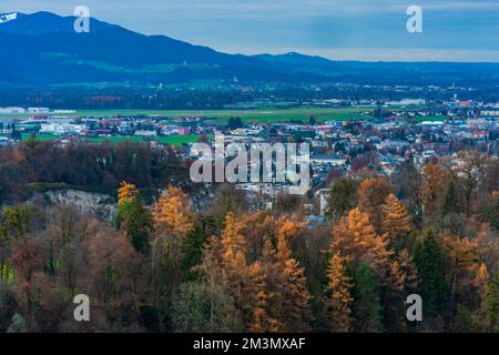 Vue aérienne de la campagne autour de Salzbourg depuis les murs de la forteresse de Hohensalzburg, Autriche Banque D'Images