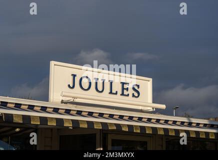 Signe pour Joules le magasin de vêtements contre un ciel sombre; un magasin d'usine à Beckworth Emporium, Mears Ashby, Northamptonshire, Royaume-Uni Banque D'Images