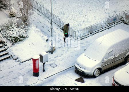 Glasgow, Écosse, Royaume-Uni 16th décembre 2022. Météo au Royaume-Uni : les températures glaciales ont vu de fortes chutes de neige saluer les habitants alors qu'ils se réveillaient pour trouver une épaisse couverture sur la ville. Crédit Gerard Ferry/Alay Live News Banque D'Images