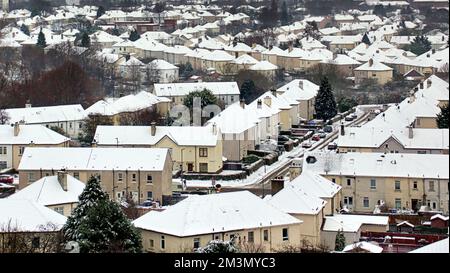 Glasgow, Écosse, Royaume-Uni 16th décembre 2022. Météo au Royaume-Uni : les températures glaciales ont vu de fortes chutes de neige saluer les habitants alors qu'ils se réveillaient pour trouver une épaisse couverture sur la ville. Crédit Gerard Ferry/Alay Live News Banque D'Images