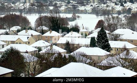 Glasgow, Écosse, Royaume-Uni 16th décembre 2022. Météo au Royaume-Uni : les températures glaciales ont vu de fortes chutes de neige saluer les habitants alors qu'ils se réveillaient pour trouver une épaisse couverture sur la ville. Crédit Gerard Ferry/Alay Live News Banque D'Images