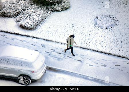 Glasgow, Écosse, Royaume-Uni 16th décembre 2022. Météo au Royaume-Uni : les températures glaciales ont vu de fortes chutes de neige saluer les habitants alors qu'ils se réveillaient pour trouver une épaisse couverture sur la ville. Crédit Gerard Ferry/Alay Live News Banque D'Images