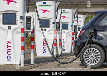 Stations de charge Ionity à la zone de repos de Reinhardshain Nord sur Autobahn 5 Banque D'Images