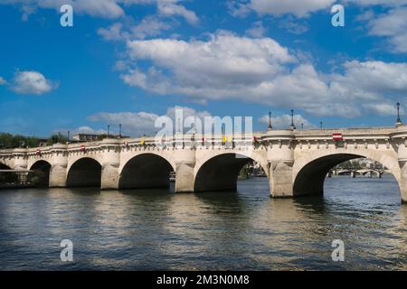 Vue sur le Pont neuf sur la Seine à Paris. C'est le plus ancien pont de la ville. Banque D'Images