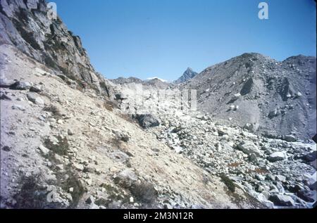 Un glissement de terrain est défini comme le mouvement d'une masse de roche, de débris ou de terre en bas d'une pente. Les glissements de terrain sont un type de « gaspillage de masse », qui dénote tout mouvement de sol et de roche en pente descendante sous l'influence directe de la gravité. Les glissements de terrain sont causés par des perturbations dans la stabilité naturelle d'une pente. Banque D'Images