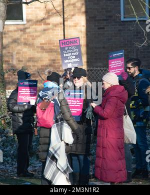 15 décembre 2022 Oxford, Royaume-Uni les infirmières d'Oxford ont pris des mesures de grève pour faire campagne pour des niveaux de personnel sûrs et un salaire équitable. Banque D'Images