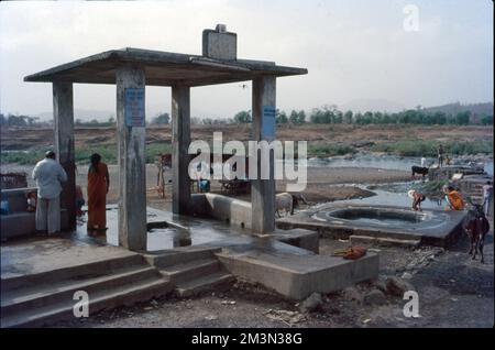 Sources d'eau chaude : source d'eau sulfurique dans un environnement pittoresque, populaire pour la baignade et les avantages thérapeutiques. Banque D'Images