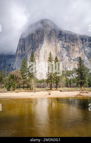 El Capitan se reflète dans la Merced River, la Yosemite Valley, le parc national de Yosemite