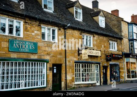 Moreton-in-Marsh Market Town dans le district de Cotswold, en Angleterre. Banque D'Images