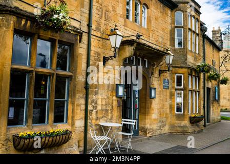 Architecture géorgienne du Swan Inn de Moreton-in-Marsh, ville marchande des Cotswolds, Angleterre. Banque D'Images