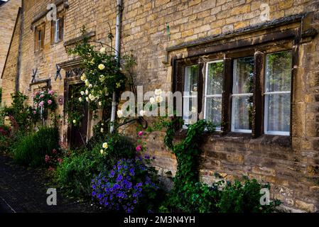 Maison en pierre Moreton-in-Marsh Cotswold avec fenêtres à meneaux et linteau sculpté. Banque D'Images