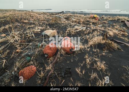 Gros plan sur le vieux filet de pêche avec une bouée sur la photo de concept de plage Banque D'Images