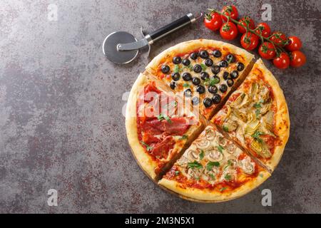 Pizza italienne classique chaude quatre saisons avec tomates, mozzarella, champignons, artichauts, jambon et olives en gros plan sur la table. Vue horizontale du dessus avant Banque D'Images