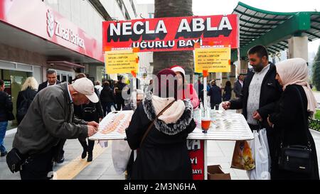 Un vendeur national turc de loterie dans un costume du nouvel an vend des billets à un stand de loterie, qui est considéré comme un lieu de choix, dans la rue centrale d'Izmir, en Turquie. L'Institut turc de statistique a annoncé le taux d'inflation pour novembre. L'indice des prix à la consommation a augmenté de 2,88 pour cent en novembre. L'inflation annuelle est de 84,39 pour cent en conséquence la déclaration officielle. Crédit: İdil Toffolo/Alay Live News Banque D'Images