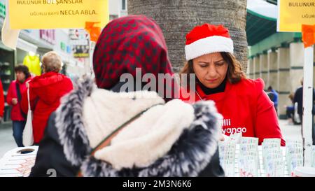 Un vendeur national turc de loterie dans un costume du nouvel an vend des billets à un stand de loterie, qui est considéré comme un lieu de choix, dans la rue centrale d'Izmir, en Turquie. L'Institut turc de statistique a annoncé le taux d'inflation pour novembre. L'indice des prix à la consommation a augmenté de 2,88 pour cent en novembre. L'inflation annuelle est de 84,39 pour cent en conséquence la déclaration officielle. Crédit: İdil Toffolo/Alay Live News Banque D'Images