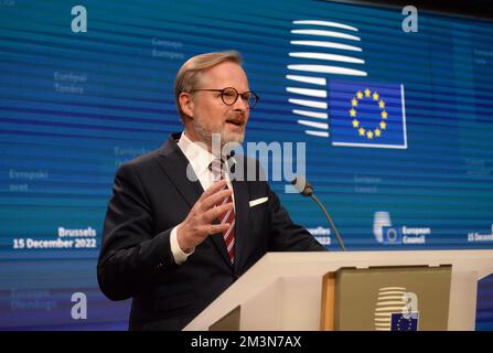 Bruxelles, Belgique. 15th décembre 2022. Le Premier ministre tchèque Petr Fiala prend la parole lors d'une conférence de presse après le sommet de l'UE qui s'est tenu à Bruxelles les 15 et 8 décembre 2022. Crédit : Petr Kupec/CTK photo/Alay Live News Banque D'Images