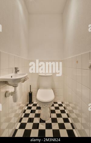 Toilettes et cabine de douche à chasse d'eau avec cloison et rideau de carreaux situés près du lavabo et du miroir dans les toilettes à la maison Banque D'Images