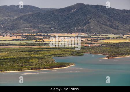 345 embouchure de la rivière Barron qui coule dans la baie Trinity par son chenal principal. Cairns-Australie. Banque D'Images