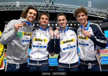 Melbourne, Australie. 16th décembre 2022. Thomas Ceccon, Matteo Ciampi, Alberto Razzetti et Paolo Conte Bonin d'Italie montrent les médailles de bronze après avoir participé au relais nage libre 4 x 200 m masculin lors des Championnats du monde de natation de la FINA au Melbourne Sports and Aquatic Centre à Melbourne, Australie, 16 décembre 2022. Photo Giorgio Scala/Deepbluemedia/Insidefoto crédit: Insidefoto di andrea staccioli/Alamy Live News Banque D'Images