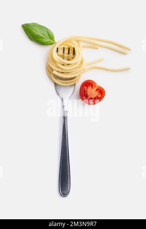 spaghetti à la tomate sur une fourchette en acier gris sur fond blanc Banque D'Images