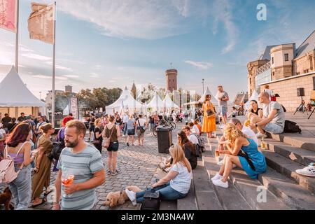 29 juillet 2022, Cologne, Allemagne: Une foule de gens se détendent une journée de repos dans le centre de Koln et prendre un en-cas au festival de la nourriture de rue Banque D'Images