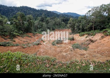 Kuala Lumpur. 16th décembre 2022. Cette photo prise le 16 décembre 2022 montre le site d'un glissement de terrain à Batang Kali, en Malaisie. Les équipes de recherche et de sauvetage travaillent dur pour sauver plus d'une douzaine de personnes encore piégées par un glissement de terrain en Malaisie qui a fait au moins 16 morts tôt vendredi. Credit: STR/Xinhua/Alay Live News Banque D'Images