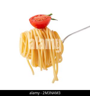 spaghetti à la tomate sur une fourchette en acier gris sur fond blanc Banque D'Images