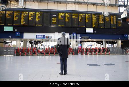 Londres, Royaume-Uni. 16th décembre 2022. Avec un peu plus d'une semaine jusqu'à Noël, la gare de Waterloo est assez calme, en raison de l'action industrielle de 40 000 membres de l'Union RMT. Les compagnies de train sont en grève les 13, 14, 16 et 17th décembre. Ils demandent un meilleur salaire. Crédit : Mark Thomas/Alay Live News Banque D'Images