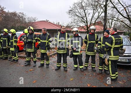 Pompiers après un incendie s'est produit dans un immeuble d'appartements qui a causé 10 morts à Vaulx en Velin, France sur 16 décembre 2022. Photo de Julien Reynaud/APS-Medias/ABACAPRESS.COM crédit: Abaca Press/Alay Live News Banque D'Images