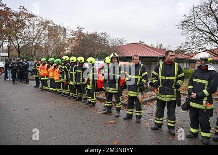 Pompiers après un incendie s'est produit dans un immeuble d'appartements qui a causé 10 morts à Vaulx en Velin, France sur 16 décembre 2022. Photo de Julien Reynaud/APS-Medias/ABACAPRESS.COM crédit: Abaca Press/Alay Live News Banque D'Images