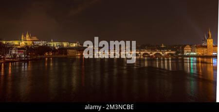 Pont Charles dans la nuit Banque D'Images