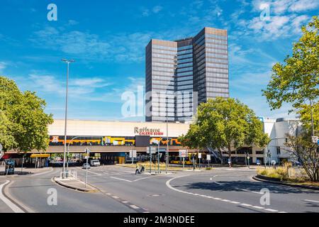 28 juillet 2022, Essen, Allemagne: Galerie marchande Rathaus en centre-ville avec une rue vide et un grand gratte-ciel Banque D'Images