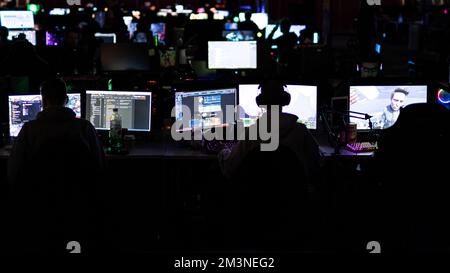 Hanovre, Allemagne. 16th décembre 2022. Plusieurs visiteurs s'assoient devant des écrans d'ordinateur lors d'une fête LAN dans les salles d'exposition et jouent à divers jeux. DreamHack' est un événement de jeu avec des tournois e-sports qui a lieu de 15 décembre à 18 à Hanovre. Credit: Michael Matthey/dpa/Alay Live News Banque D'Images