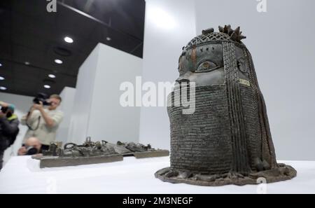 Berlin, Allemagne. 06th décembre 2022. Les bronzes du Bénin sont assemblés pour le retour au Nigeria au Musée ethnologique de Dahlem pour une conférence de presse. Credit: Wolfgang Kumm/dpa/Alay Live News Banque D'Images