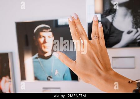 28 juillet 2022, Essen, Allemagne: Salutation avec une paume ouverte du personnage Spock de la série télévisée culte Star Trek Banque D'Images