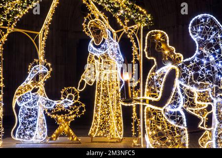 Noël Manger scène art fait beaucoup de LED guirlande lumineuse lampes allumées contre le vieux fond antique de l'église Dom de Magdeburg. Ville de lichterwelt du monde léger Banque D'Images