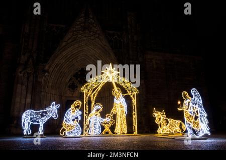 Noël Manger scène art fait beaucoup de LED guirlande lumineuse lampes allumées contre le vieux fond antique de l'église Dom de Magdeburg. Ville de lichterwelt du monde léger Banque D'Images