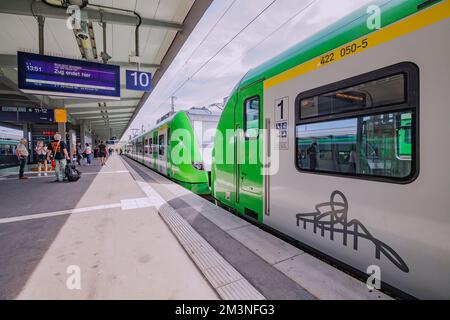 28 juillet 2022, Essen, Allemagne: Train interurbain moderne à grande vitesse qui attend les passagers sur une station plate-forme. Transports et technologies publics éco-électriques Banque D'Images