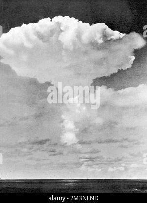 Première bombe à hydrogène en Grande-Bretagne sur le Pacifique, 1957. Le nuage de champignons à un stade avancé de son développement : la base de la colonne est encore bien dégagée de la mer. Date : 15th mai 1957 Banque D'Images