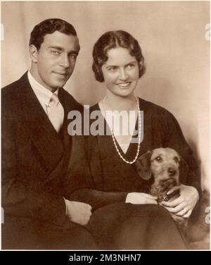 Le prince et la princesse Gustaf Adolf de Suède, photographiés peu après leur retour de lune de miel. La princesse Gustaf Adolf était autrefois la princesse Sybille de Saxe-Coburg-Gotha, fille du duc de Saxe-Coburg, petite-fille du prince Léopold, duc d'Albany et arrière-petite-fille de la reine Victoria. Le prince Gustaf Adolf était aussi un grand petit-fils de la reine Victoria, par l'intermédiaire de sa mère qui était autrefois la princesse Margaret de Connaught. Le couple était marié à Coburg sur 20 octobre 1932. Date: 1932 Banque D'Images