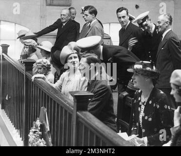 Probablement la première fois à laquelle la reine Elizabeth II et son futur mari, le prince Philip de Grèce, ont été photographiés ensemble, au Dartmouth Naval College, le 22 juillet 1939. La princesse de 13 ans peut être vue solennellement assise à l'extrême gauche de la photo. Le long d'elle est la princesse Margaret, puis la reine avec le roi George VI Derrière eux, on peut voir le cousin du roi, Lord Louis Mountbatten, et à côté de lui, rire et se gesticuler, le prince Philippe. Date: 1939 Banque D'Images