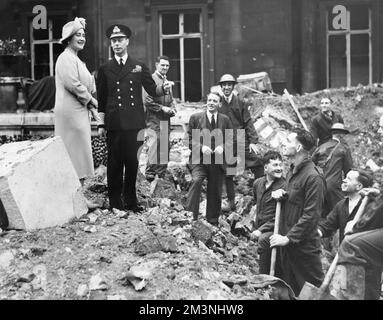 Le roi George VI et la reine Elizabeth sont photographiés au milieu des décombres du palais de Buckingham à la suite de raids aériens allemands pendant le Blitz, le 1940 septembre. Le palais a subi des dégâts à la bombe le 8 septembre et le matin du 13th septembre, le roi et la reine étaient en résidence lorsqu'une bombe a été déposée dans le Quadrangle. Ils se sont échappés sans douleur, mais un ouvrier a été tué. Date: 1940 Banque D'Images